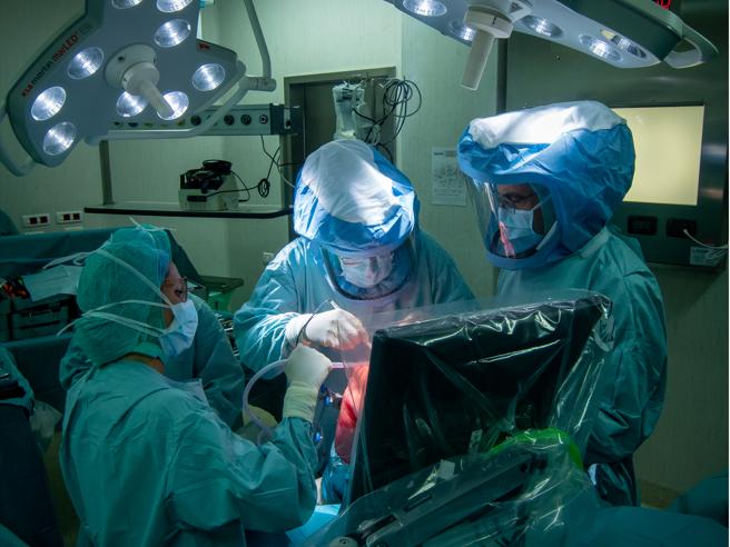 Il robot ortopedico studia il movimento del ginocchio e dice come operare